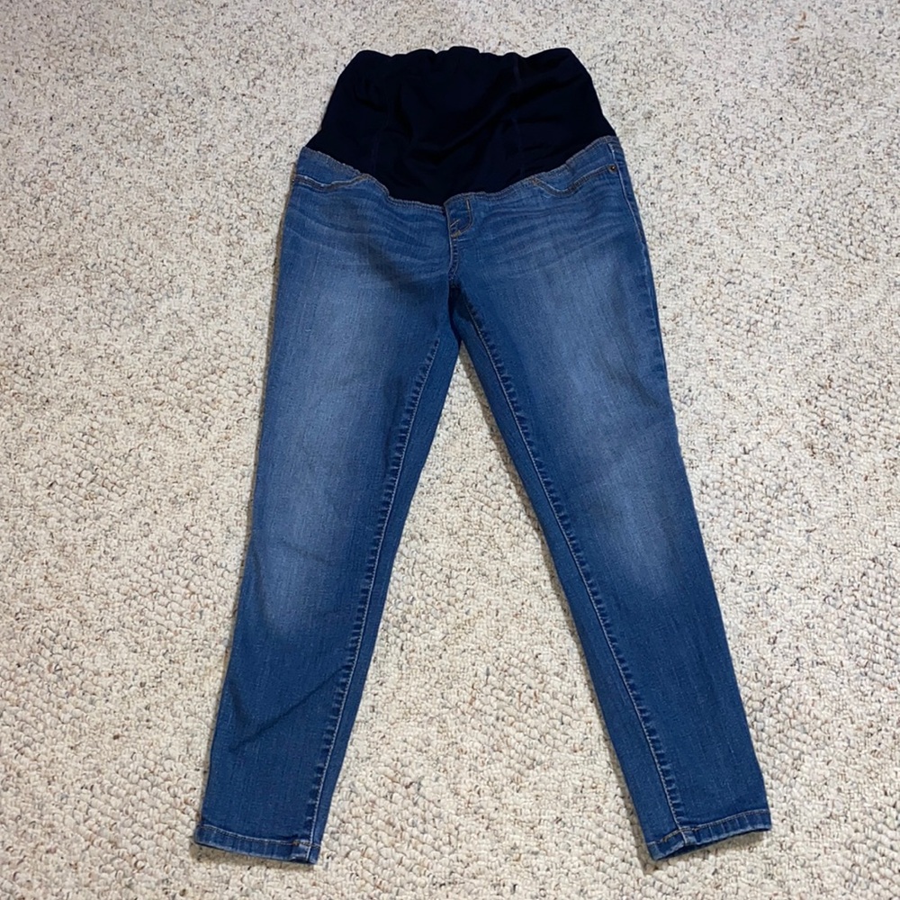 Ingrid & Isabel Maternity Crossover Panel Skinny Crop Jeans size 2 like new.